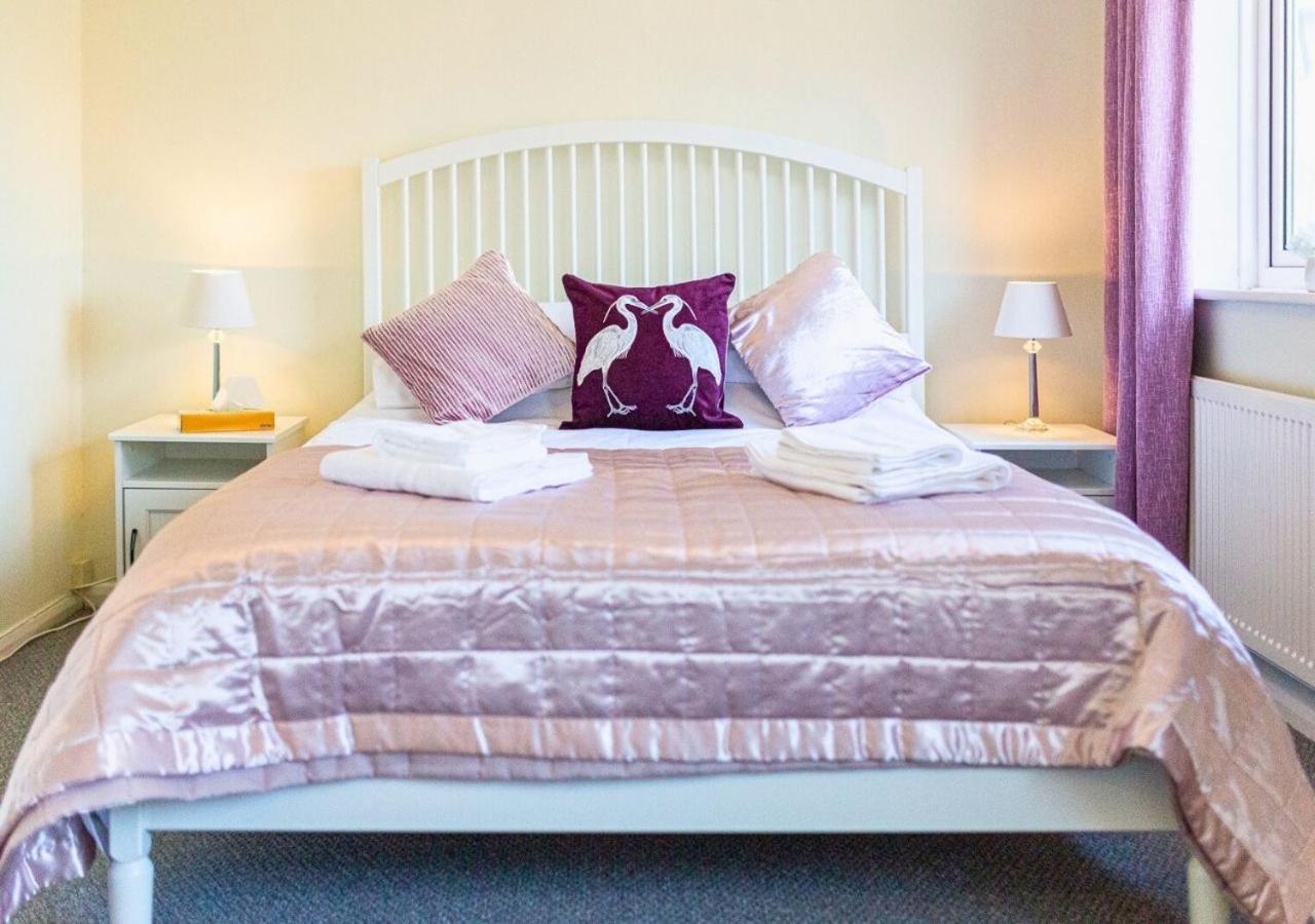 Holiday home 2 Bed House W/ Garden And Free Parking! *
