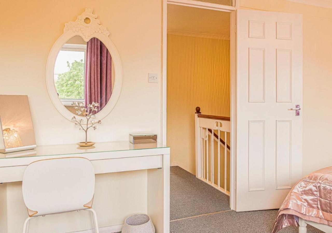 2 Bed House W/ Garden And Free Parking! Holiday home *