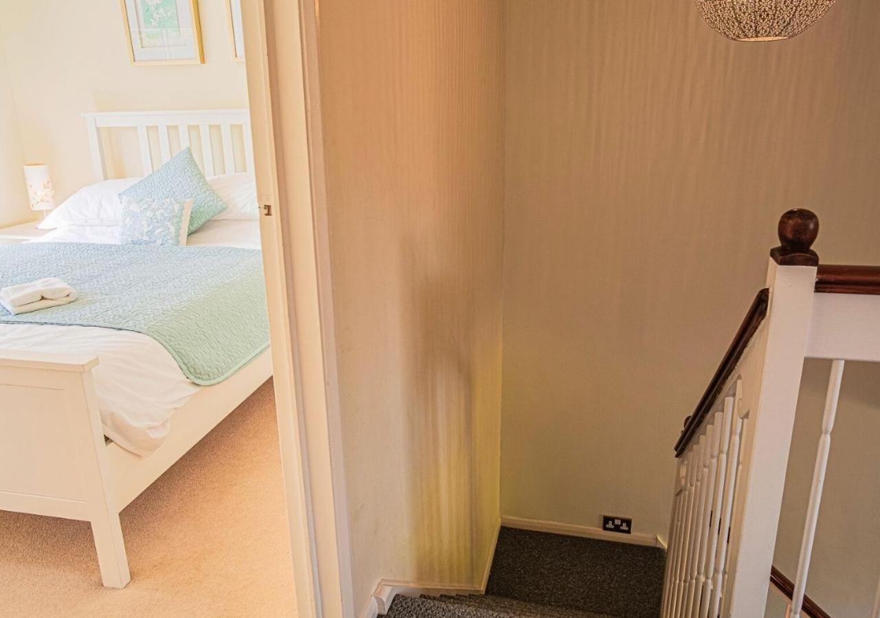 Holiday home 2 Bed House W/ Garden And Free Parking! *