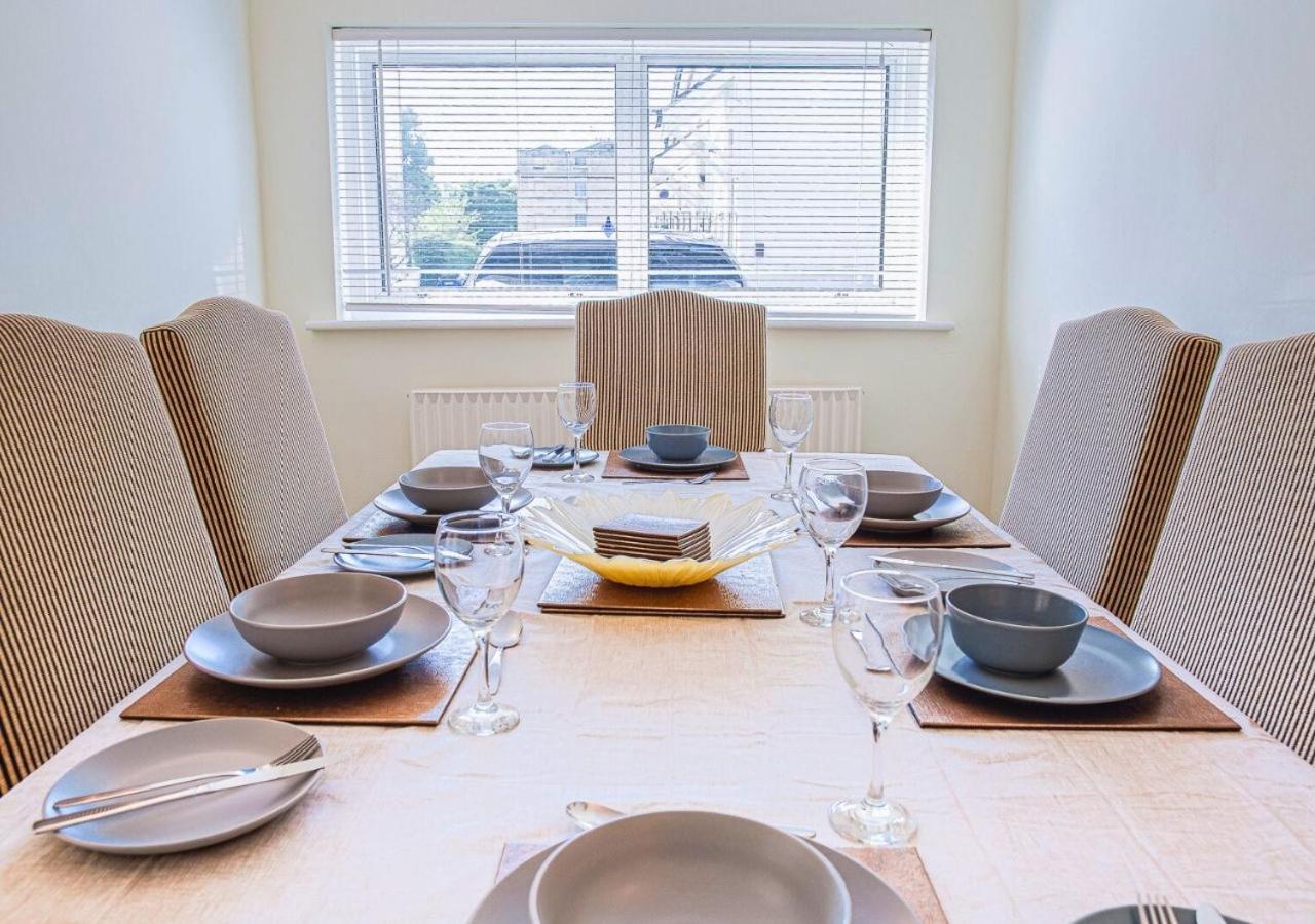 Holiday home 2 Bed House W/ Garden And Free Parking!
