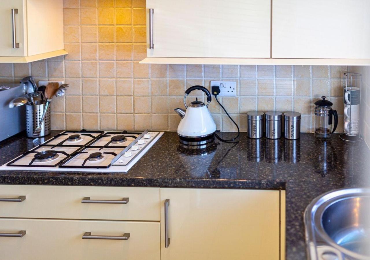 2 Bed House W/ Garden And Free Parking! Holiday home *