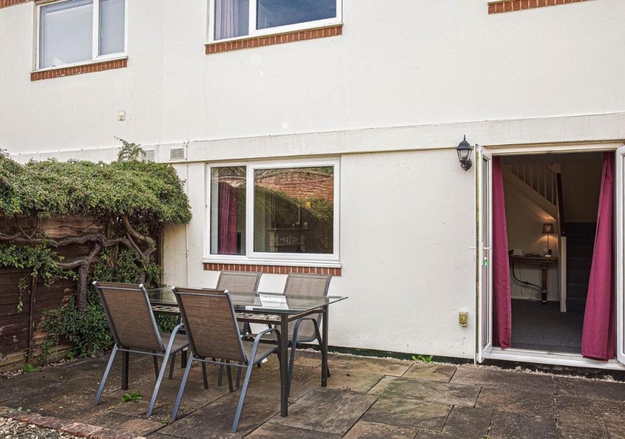Holiday home 2 Bed House W/ Garden And Free Parking! *