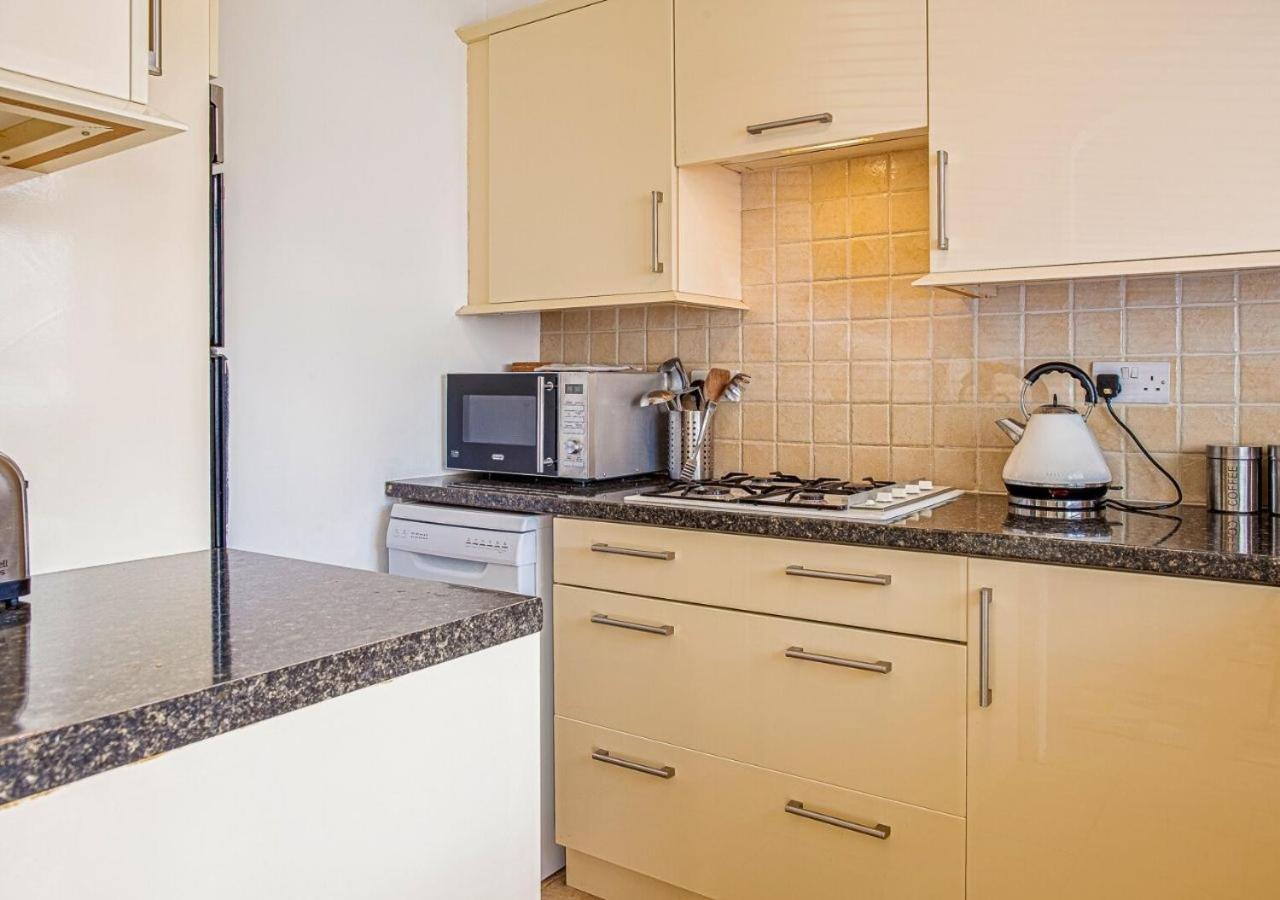 2 Bed House W/ Garden And Free Parking! Holiday home