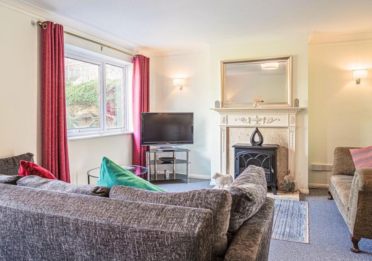 Holiday home 2 Bed House W/ Garden And Free Parking! *